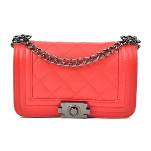 Isabella Rhea Mari – červené kožené psaníčko