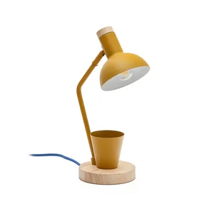 Katia Hořčicová stolní lampa s kovovým stínidlem