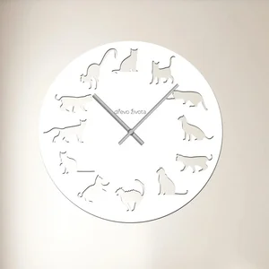 Kočičí nástěnné hodiny s dřevěným dekorem