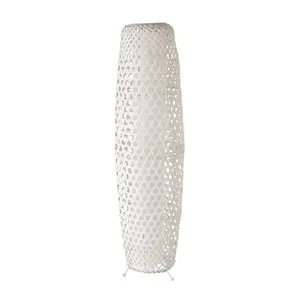 Krémová stojací lampa s bambusovým stínidlem