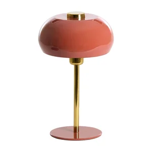 Lososová stolní lampa Surin s kovovým stínidlem