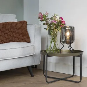 Moderní černá stolní lampa s kouřovým sklem