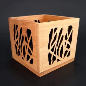 Moderní dřevěný svícen z masivní olše 10x10 cm