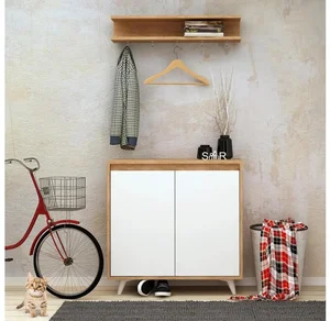 Nástěnný věšák a botník v moderním designu