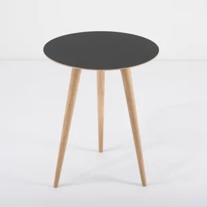 Odkládací stolek Gazzda Arp 45 cm dubové dřevo s černou deskou