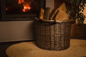 Proutěný kulatý koš na dřevo šedý 32 cm