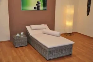 Ratanové lehátko Karola se stolkem