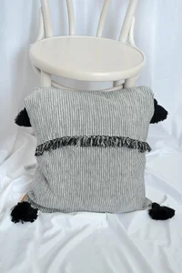 Ruční tkaný polštářek Serendipity Dark Pompom