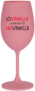 Růžová sklenice na víno 350 ml LOVÍNKUJI A PAK NA TO HOVÍNKUJI