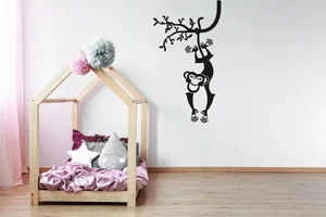 Samolepka na zeď Opička na větvi 30x54 cm Černá