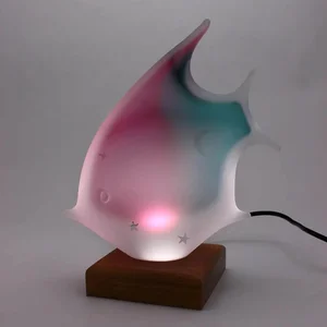 Skleněná dekorativní lampa s motivem ryby - růžová a tyrkysová, 22 cm | Česká ruční výroba od Artcristal Bohemia