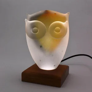 Skleněná dekorativní lampa Sovy s LED podstavcem
