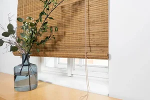 Světlá hnědá bambusová zatemňovací roleta Vingo - 80 cm x 200 cm