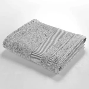 Světle šedá froté osuška 90 × 150 cm z kolekce Tendresse – douceur d'intérieur