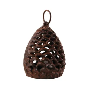Svítilna z litiny Esschert Design Borová šiška Ø 9,9 cm
