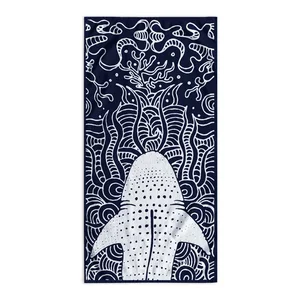 Tmavě modrá plážová osuška Shark 90x180 cm