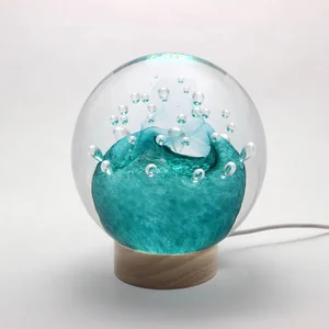 Tyrkysové skleněné těžítko s LED podstavcem