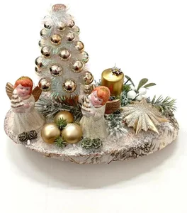 Vánoční dekorace na dřevěném podkladu