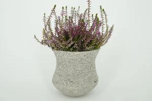 Velký květináč s jemným designem bez voděodolného potěru