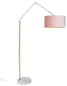 Zlatá stojací lampa s růžovým sametovým stínidlem