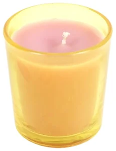 Žlutá parfémovaná svíčka ve skleněném sklečeku