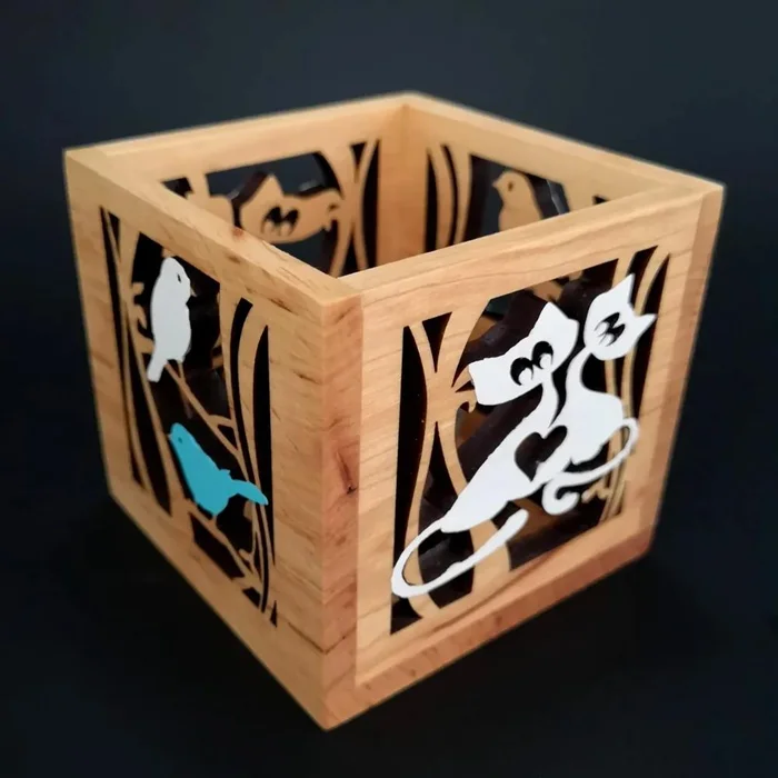 Barevný dřevěný svícen s ptáčky a kočkami 10x10 cm