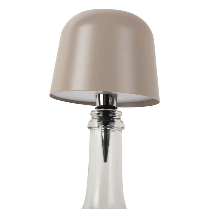 Béžová LED stolní lampa na lahev s kovovým stínidlem