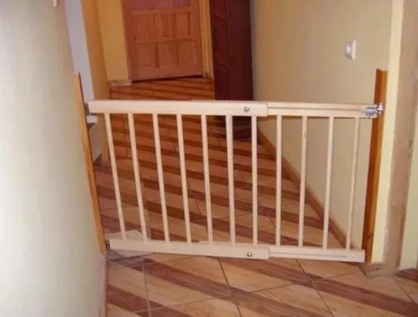 Bezpečnostní zábrana na dveře a schody 82 cm