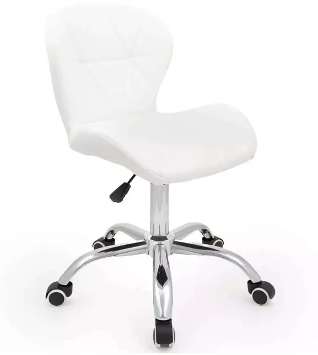 Bílá otočná židle LIVIO s chromovanou základnou a kolečky