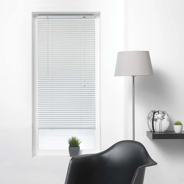 Bílé kovové žaluzie 90x130 cm Venitien