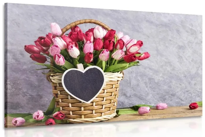 Červené tulipány v dřevěném košíku