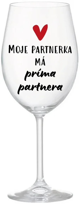 Čirá sklenice na víno s motivem MOJE PARTNERKA MÁ PRÍMA PARTNERA