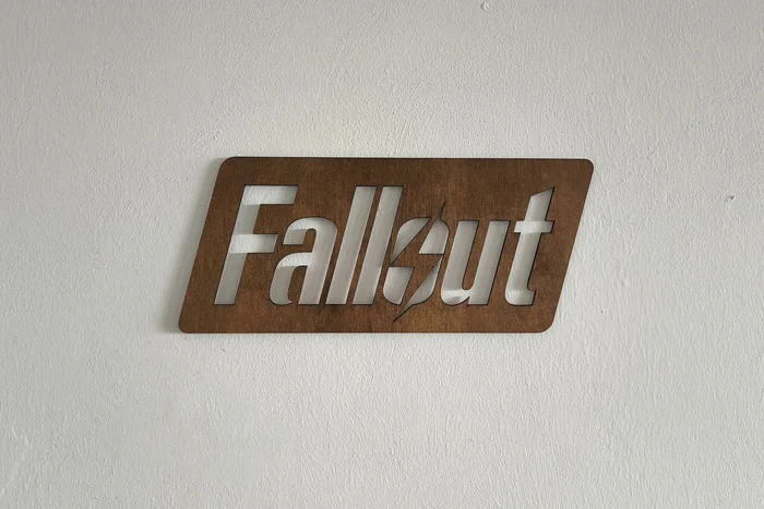 Dřevěná dekorace Fallout na zeď 30x12cm ořechová
