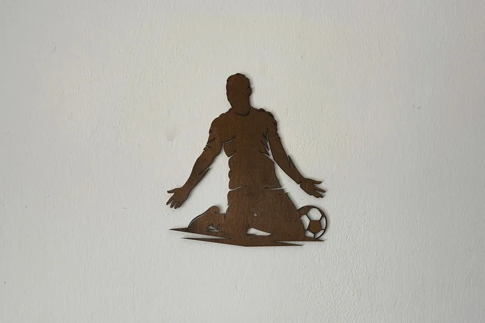 Dřevěná dekorace Fotbalista šedo-bílá 50x55 cm