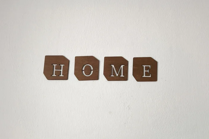 Dřevěná dekorace HOME na zeď 60x15cm, Bříza