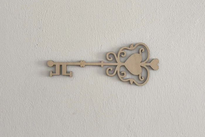 Dřevěná dekorace Klíč se srdcem, ořechová barva