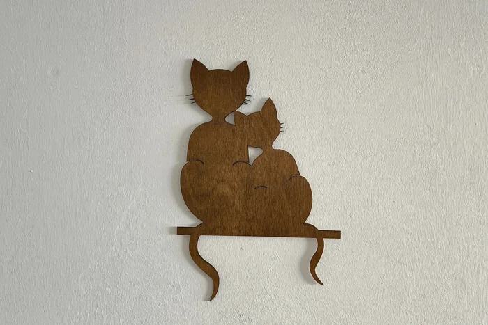 Dřevěná dekorace Kočky na zeď 17x25 cm Ořech