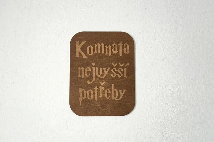 Dřevěná dekorace Komnata nejvyšší potřeby 15x20cm Ořech