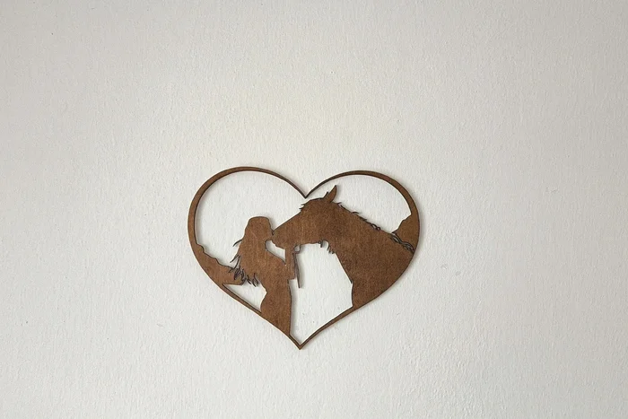 Dřevěná dekorace Kůň a žena srdce 20x15cm