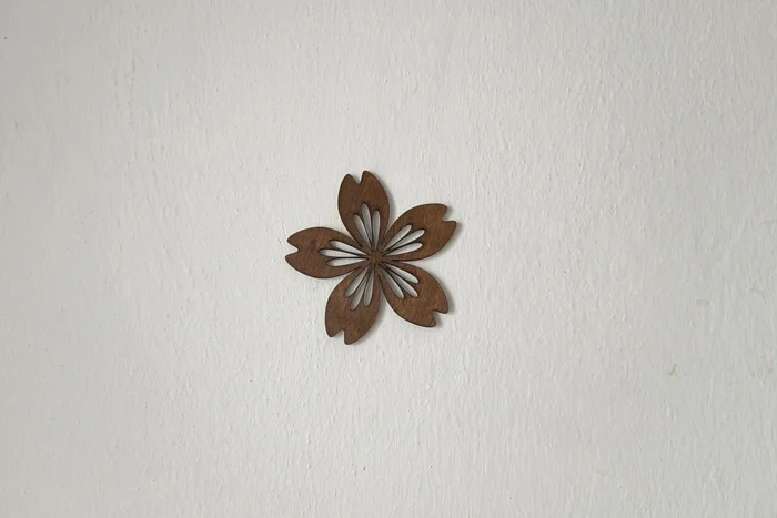 Dřevěná dekorace Květ na zeď 10x10cm Bříza