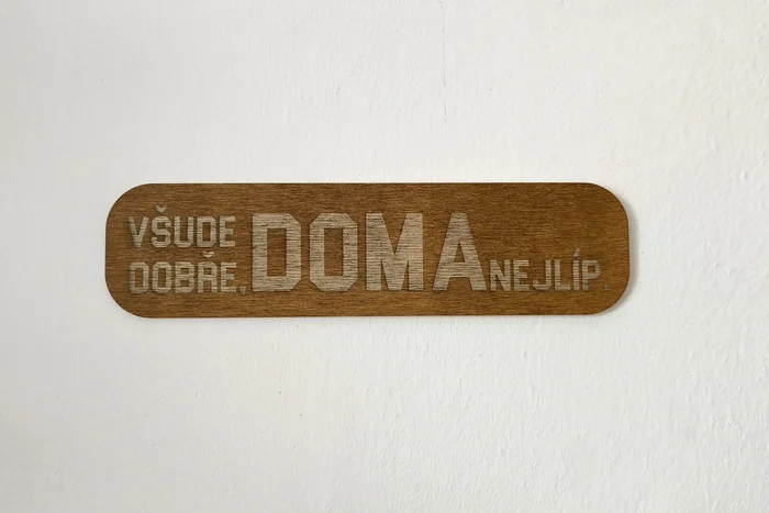 Dřevěná dekorace na zeď Doma nejlíp Ořech 25x6 cm