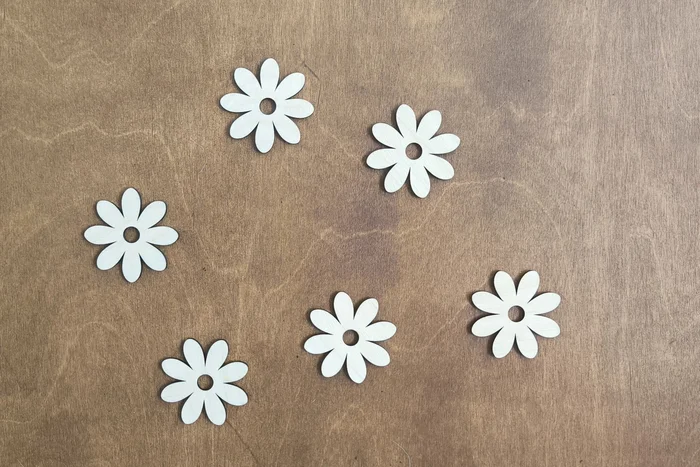 Dřevěná dekorace na zeď Květiny - Ořechový odstín