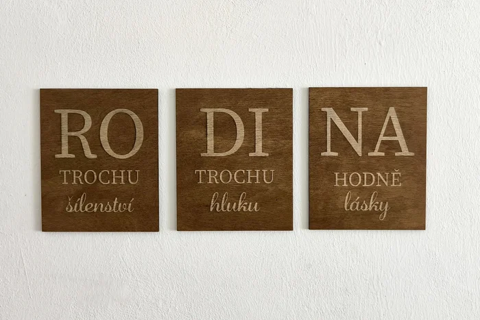 Dřevěná dekorace Rodina na zeď 40x15 cm, ořechová barva