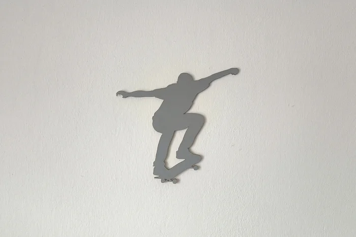 Dřevěná dekorace Skateboardista 20x20 cm Ořech