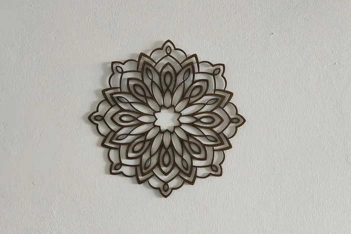 Dřevěná mandala na zeď 30x30 cm Ořechová