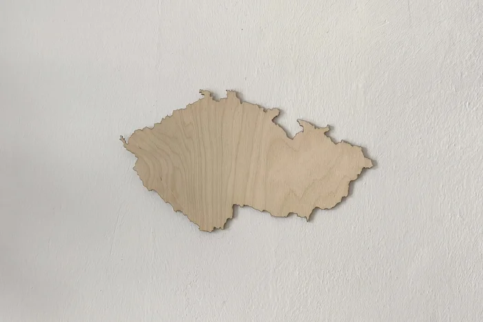 Dřevěná mapa Česka - Ořechová dekorace na zeď 26x15cm