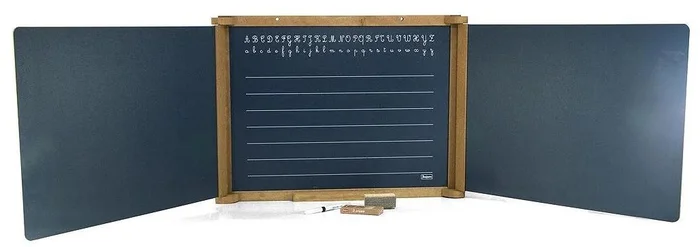 Dřevěná trojkřídlá multifunkční tabule s příslušenstvím