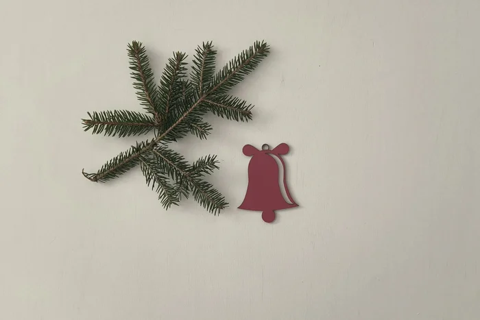 Dřevěná vánoční ozdoba Zvoneček 7x7 cm, bílá