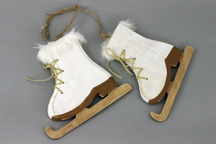 Dřevěné brusle s plyšem – vánoční dekorace KLA358