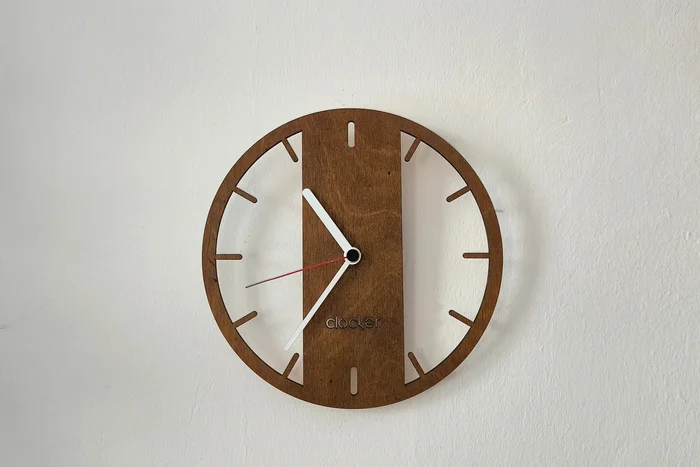 Dřevěné hodiny Circle s bílými ručičkami